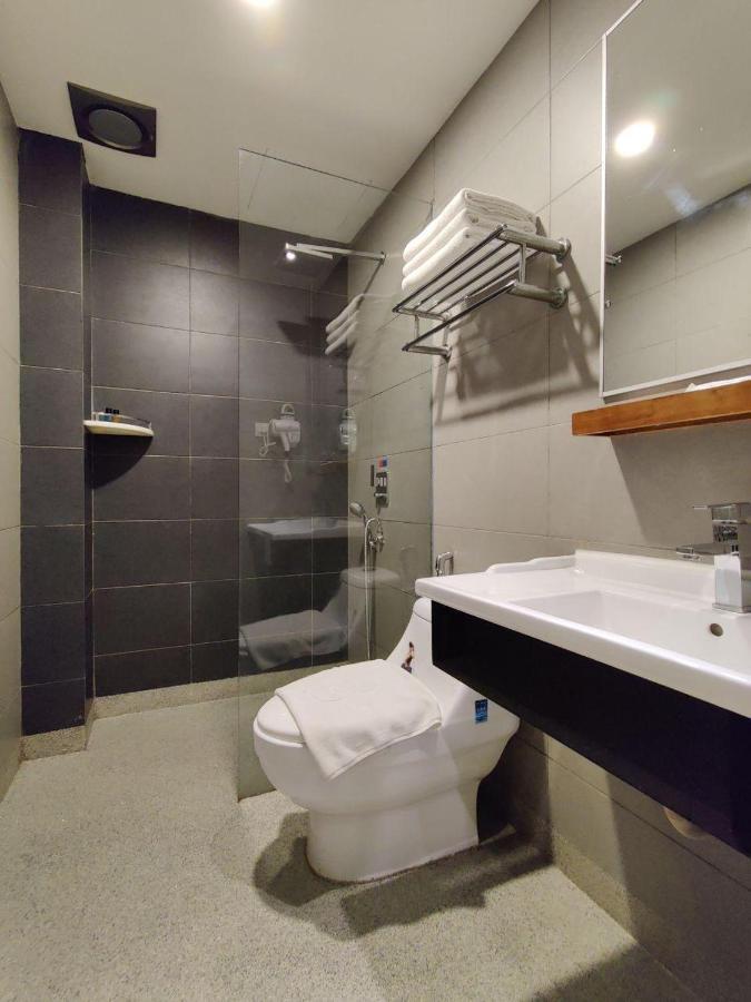 Castello Hotel Kulai Extérieur photo