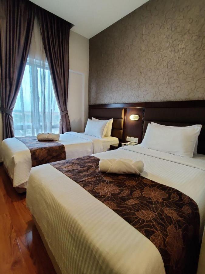 Castello Hotel Kulai Extérieur photo