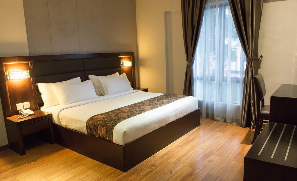Castello Hotel Kulai Extérieur photo