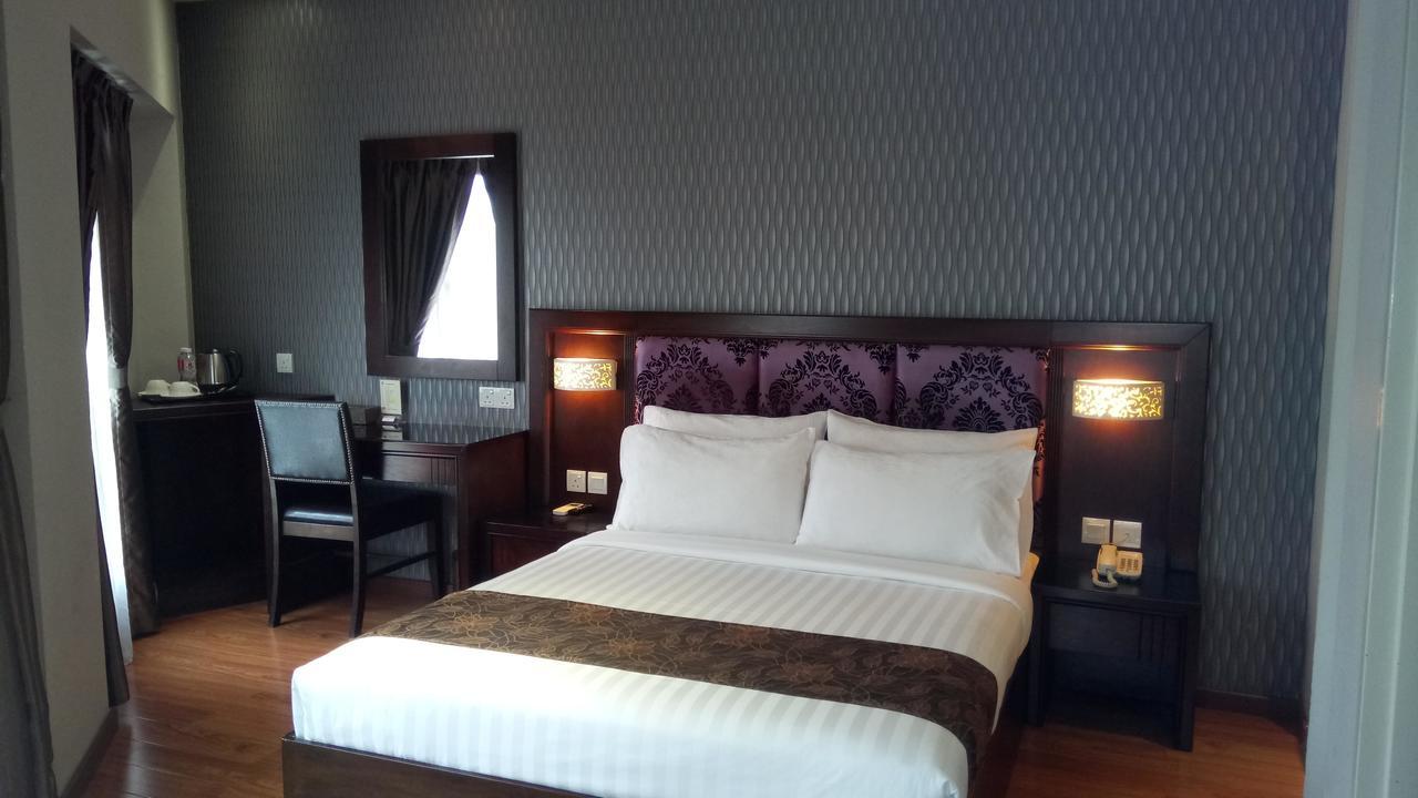 Castello Hotel Kulai Extérieur photo